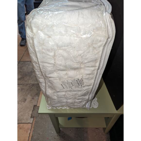 MADISON PARK BISMARCK KING COMFORTER SET PLUSH Faux Fur Bedspread and Shams - Picture 8 of 10